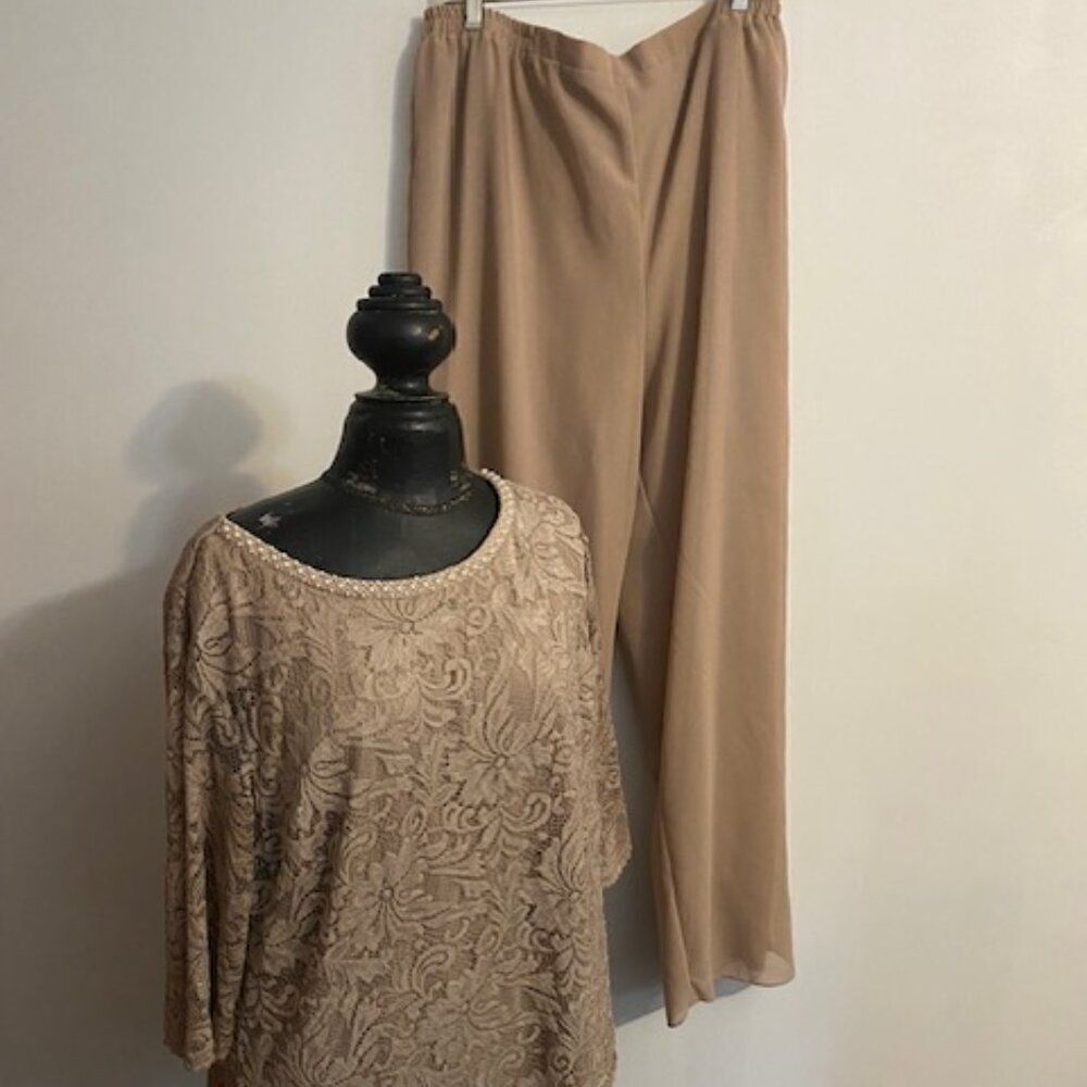 Le Bos Taupe Lace 2-piece asymmetrical 3/4 sleeves pantsuit, size 18T